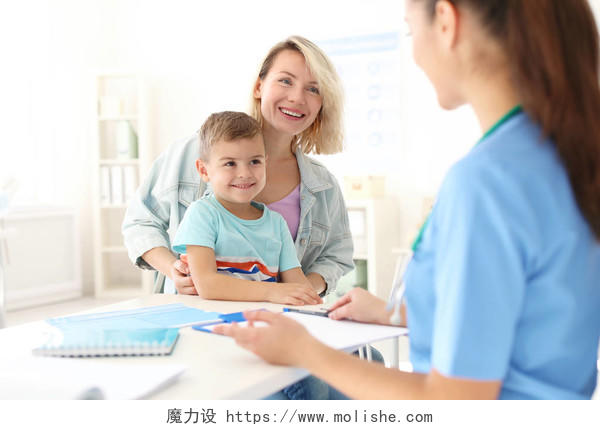 小男孩带着母亲在医院看望儿童医生儿科医生